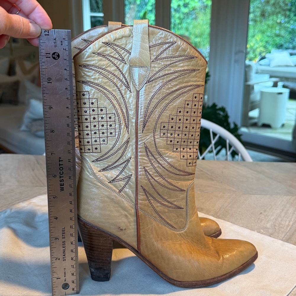 VINTAGE Western Style Camel Leather Cowboy / Cowgirl Boots Brown Stitching sz 8 - Picture 8 of 11